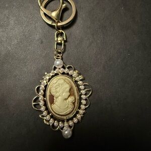 Mint Gold-Tone Cameo Key & Card Holder with Ivory Cameo and Pearls